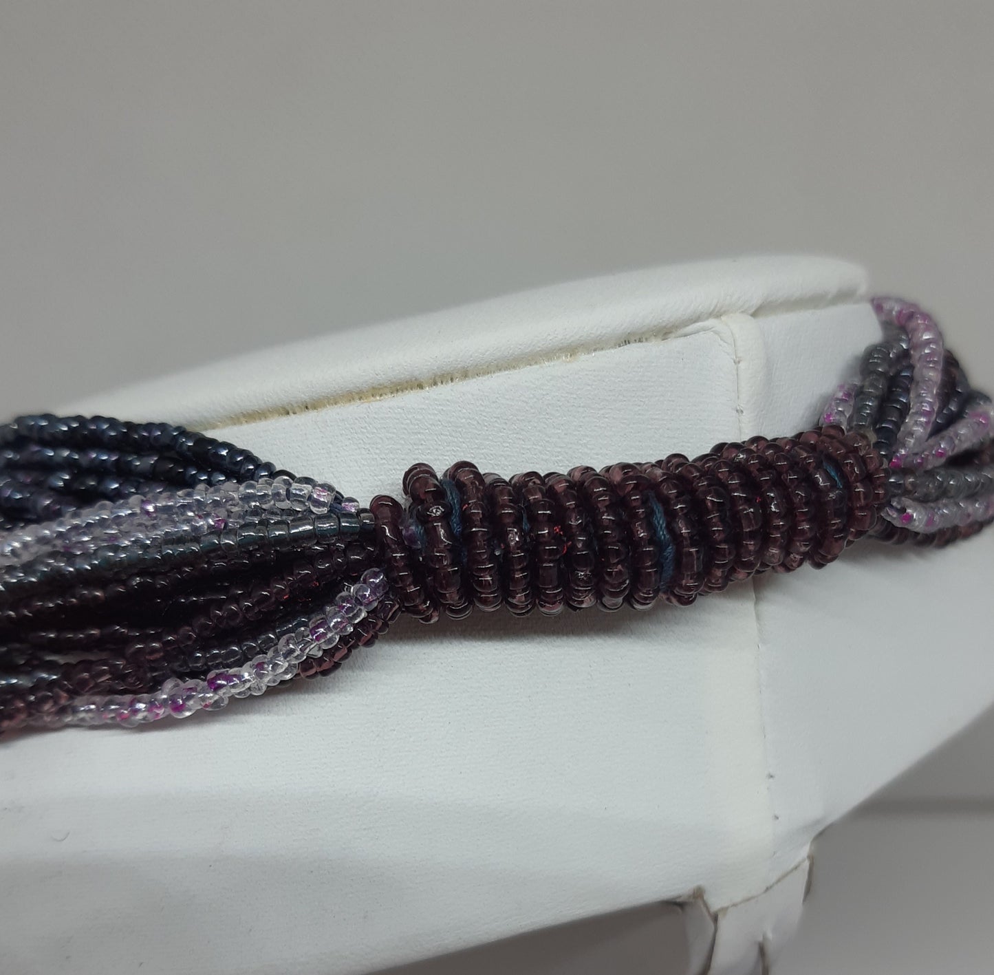 Sautoir- cravate 23-904 multi chaines perles verre violettes