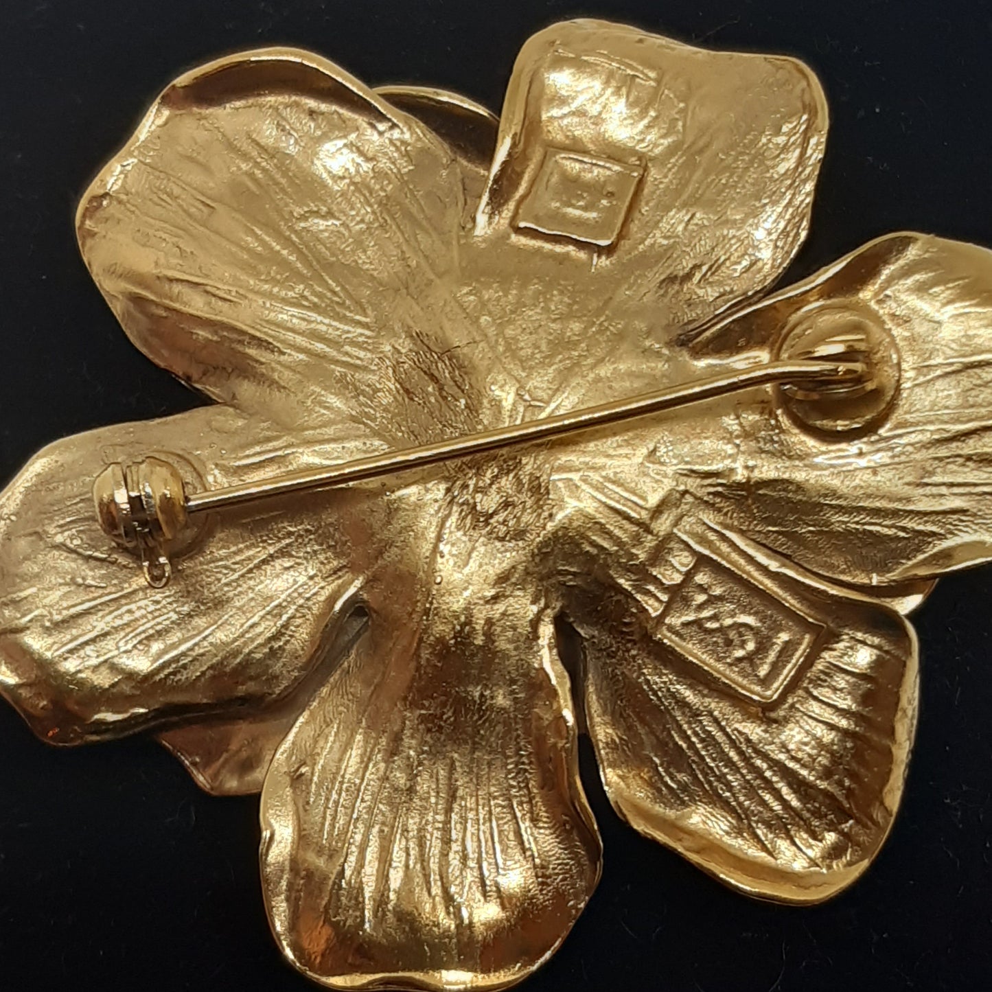 Broche YVES SAINT LAURENT 24-687